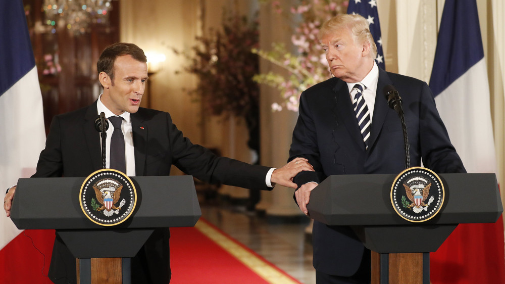 Washington, 2018. április 24.Emmanuel Macron francia államfő (b) és Donald Trump amerikai elnök sajtótájékoztatót tart a washingtoni Fehér Házban 2018. április 24-én. Macron háromnapos hivatalos látogatáson tartózkodik az Egyesült Államokban. (MTI/EPA/Shawn Thew)