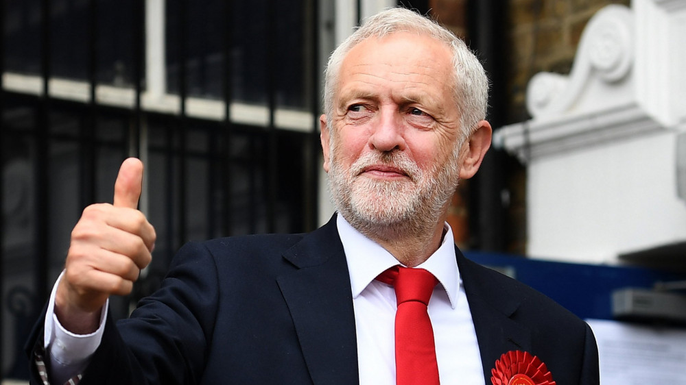 London, 2017. június 8.Jeremy Corbyn, az ellenzéki Munkáspárt vezére egy londoni szavazóhelyiségből távozik az előrehozott brit parlamenti választásokon 2017. június 8-án. (MTI/EPA/Andy Rain)