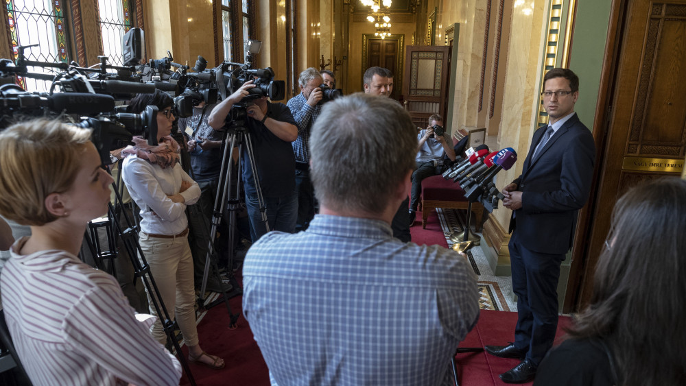 Gulyás Gergely, a Fidesz alelnöke és delegációjának vezetője nyilatkozik a sajtó képviselőinek az Országgyűlés alakuló ülését előkészítő tárgyalás után az Országházban 2018. április 25-én.