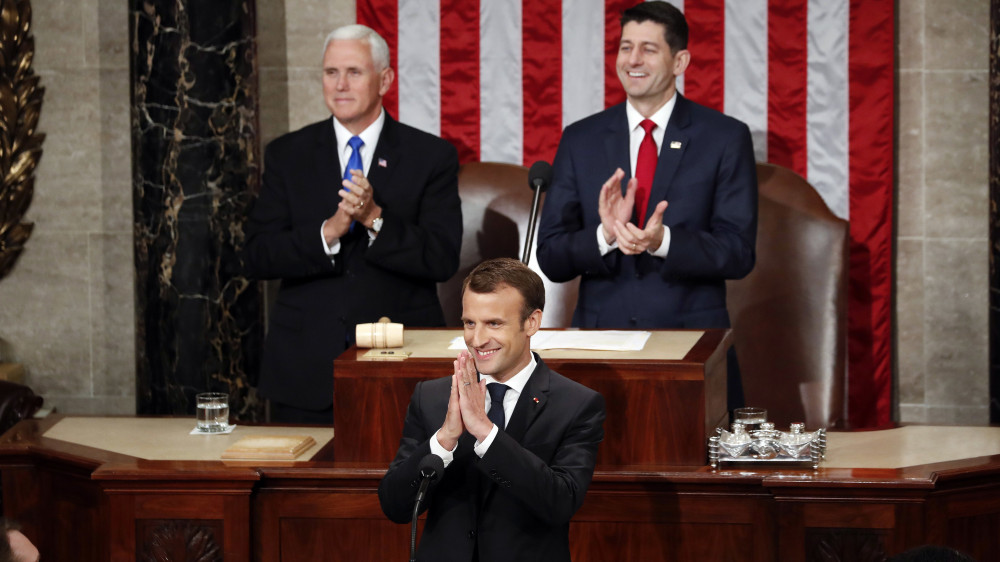 Washington, 2018. április 25.A hivatalos látogatáson az Egyesült Államokban tartózkodó Emmanuel Macron francia államfő az amerikai kongresszus két házának együttes ülésén mondott beszéde előtt a washingtoni kongresszus épületének, a Capitoliumnak a képviselőházi üléstermében 2018. április 25-én. Mögötte Mike Pence amerikai alelnök, a szenátus (b) és Paul Ryan, a képviselőház elnöke. (MTI/AP/Pablo Martinez Monsivais)