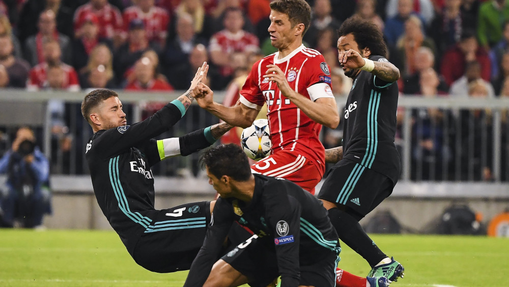 München, 2018. április 25.Thomas Müller, a német Bayern München játékosa (j2) és Sergio Ramos, a spanyol Real Madrid játékosa (b) a labdarúgó Bajnokok Ligája elődöntőjében játszott első mérkőzésen a müncheni Allianz Arenénában 2018. április 25-én. (MTI/EPA/Lukas Barth)