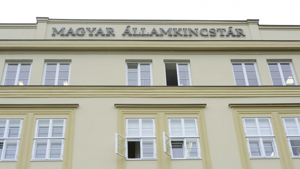 A Magyar Államkincstár szegedi épülete, a felújított Zsótér-ház homlokzata 2014. október 17-én. A műemlék épület rekonstrukciója során kicserélték a fa nyílászárókat, és mind a négy utcafronton felújították a homlokzatot.