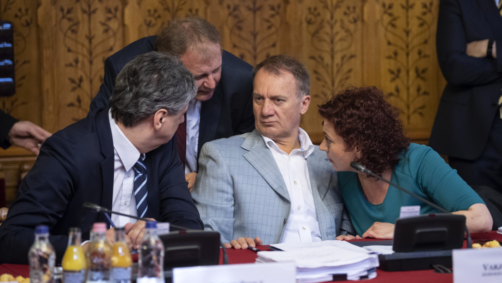 Gréczy Zsolt (b), Varju László (j2), Vadai Ágnes (Demokratikus Koalíció) és Hiller István (MSZP-Párbeszéd, b2) megválasztott képviselők az Országgyűlés alakuló ülését előkészítő tárgyaláson az Országház Apponyi Albert-termében 2018. április 24-én.