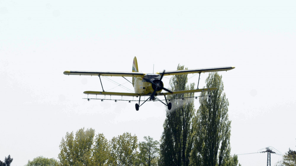 A Szemp Air Kft. AN 2-es repülőgépe biológiai szúnyogirtást végez Szolnok határában 2015. április 23-án. Légi biológiai szúnyoggyérítést végeznek a városban és a környezetében lévő álló és pangó vizeken mintegy 450 hektáron.