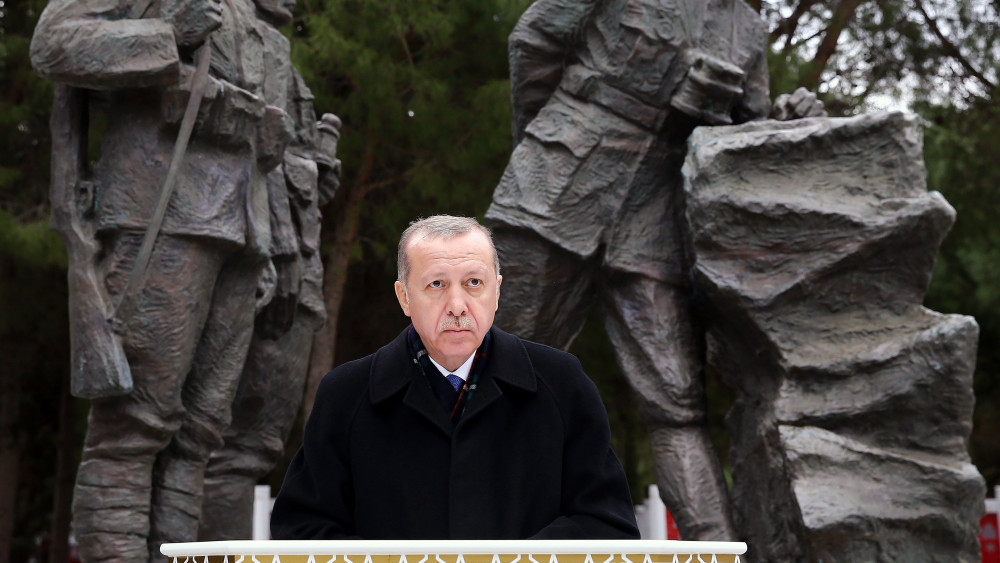 Gallipoli, 2017. március 18.A török elnöki sajtóhivatal által közreadott képen Recep Tayyip Erdogan török államfő beszédet mond a gallipoli ütközet kezdetének 103. évfordulója alkalmából tartott megemlékezésen a gallipoli (törökül Canakkale) Mehmetcik emlékműnél 2018. március 18-án. A Gallipoli-félszigetnek az első világháborúban vívott ostroma során a török hadsereg sikerrel védte meg a Dardanellák tengerszorost a brit és francia erőkkel szemben. (MTI/EPA/Török elnöki sajtóhivatal)