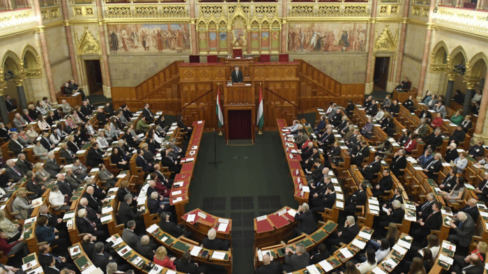 Cáfolja a Fidesz, hogy emelkedik a képviselői fizetés