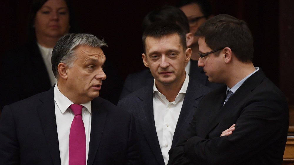 Orbán Viktor miniszterelnök, Rogán Antal, a Miniszterelnöki Kabinetirodát vezető miniszter és Gulyás Gergely, a Fidesz frakcióvezetője (b-j) az Országgyűlés plenáris ülésén 2017. december 11-én.