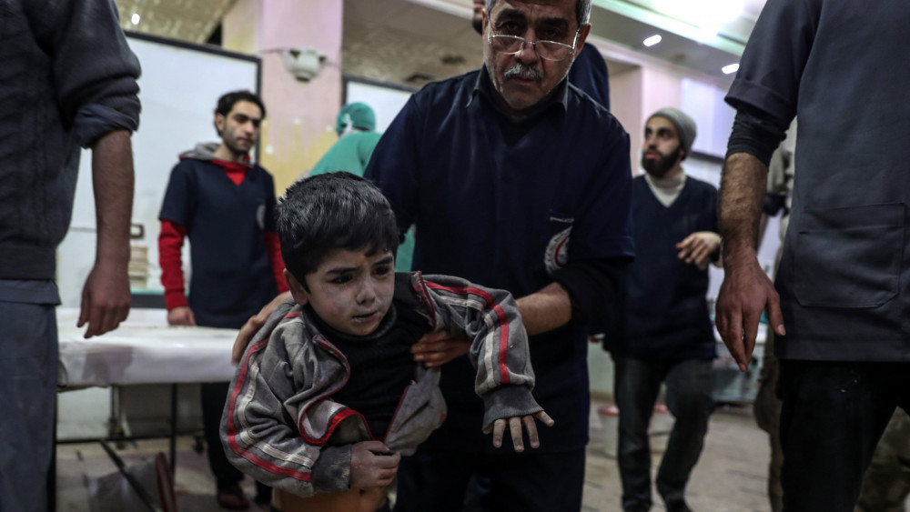 Dúma, 2018. február 22.Sebesült gyereket látnak el a szíriai felkelők uralta kelet-gútai Dúma város kórházában 2018. február 22-én, a szíriai kormánnyal szövetséges erők újabb légicsapásai után. A kelet-gútai térséget ezen a napon ért légi- és rakétatámadásokban legkevesebb 25 civil vesztette életét. (MTI/EPA/Mohamed Badra)