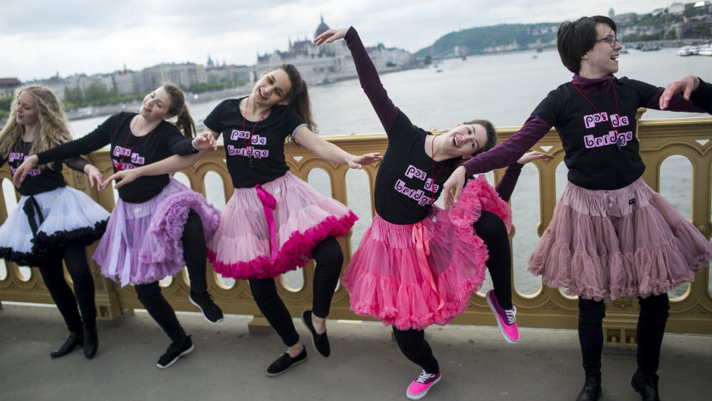A tánc világnapja alkalmából tartott flashmob a Margit hídon 2017. április 29-én.