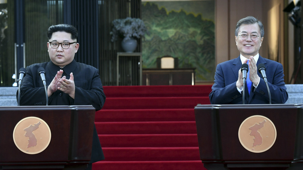 Panmindzson, 2018. április 27.Kim Dzsong Un észak-koreai vezető (b) és Mun Dzse In dél-koreai elnök sajtótájékoztatót tart a két Koreát elválasztó panmindzsoni demilitarizált övezetben a déli oldalon levő Béke Házában folytatott tárgyalásukat követően 2018. április 27-én. Kim Dzsong Un személyében 65 éve először lép észak-koreai vezető dél-koreai területre. (MTI/EPA pool/Korea-közi csúcs sajtószolgálata)