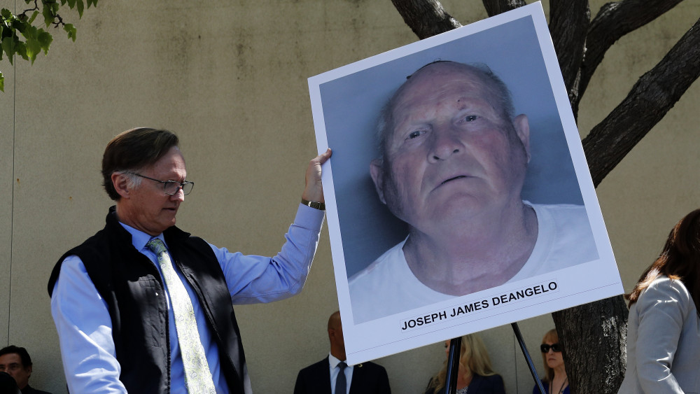 Sacramento, 2018. április 26.Joseph James DeAngelo volt kaliforniai rendőr nagyított hatósági fényképét helyezik ki közszemlére a kerületi ügyészség bűnügyi laboratóriumának eredményeit ismertető sajtótájékoztató előtt a kaliforniai Sacramentóban 2018. április 25-én. A 72 éves, Golden State Killer, vagyis kaliforniai gyilkos néven elhíresült DeAngelót a 70-es és 80-as években elkövetett sorozatgyilkossággal és nemi erőszakkal vádolják. (MTI/EPA/John G. Mabanglo)