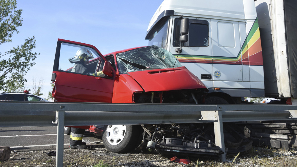 Sérült kamion és mikrobusz, miután összeütköztek a 4-es úton, Kisújszállás határában 2018. április 27-én. A balesetben két ember életét vesztette.