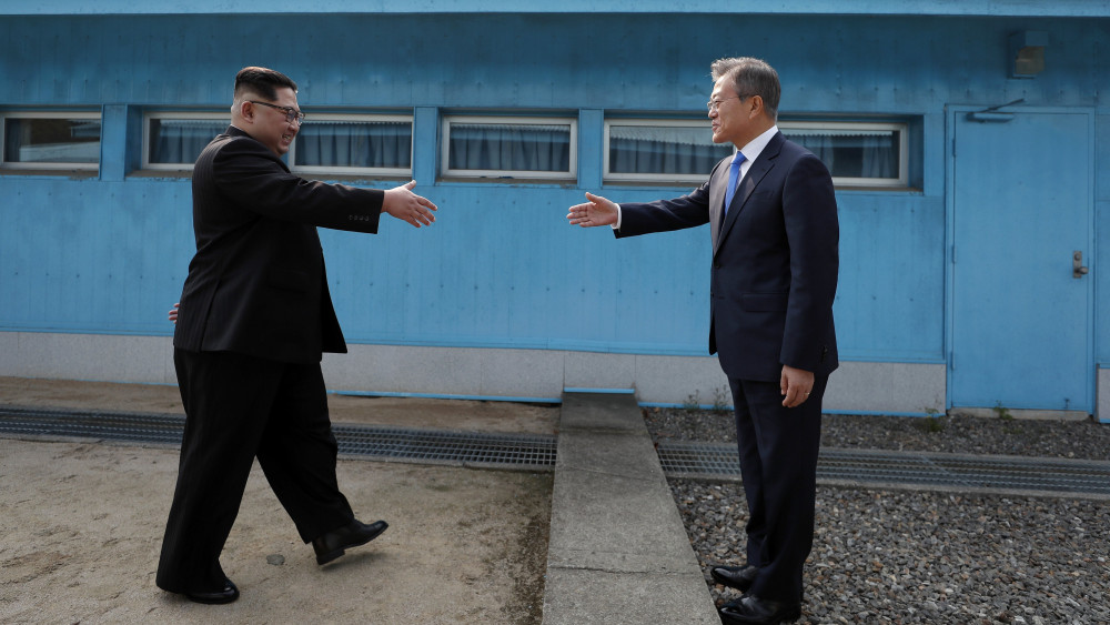 Panmindzson, 2018. április 27.Kim Dzsong Un észak-koreai vezető (b) és Mun Dzse In dél-koreai elnök kezet fog a két Koreát elválasztó panmindzsoni demilitarizált övezetben, a demarkációs vonal déli oldalán levő Béke Házában tartandó megbeszélésük előtt 2018. április 27-én. Kim Dzsong Un személyében 65 éve először lép észak-koreai vezető dél-koreai területre. (MTI/EPA/Korea-közi csúcs sajtószolgálata/pool)