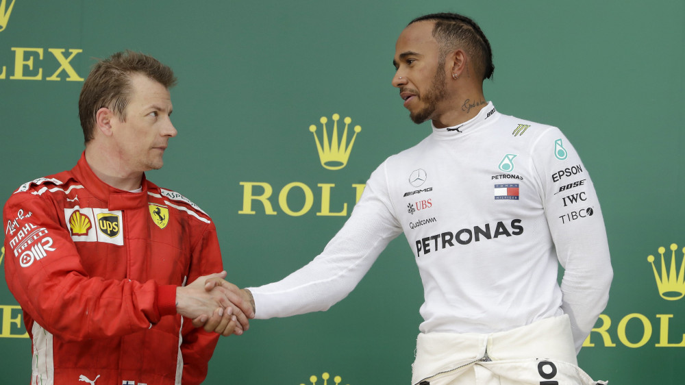 Baku, 2018. április 29.A futamgyőztes Lewis Hamilton, a Mercedes brit versenyzője (j) gratulál a második helyezett Kimi Räikkönennek, a Ferrari finn pilótájának a Forma-1-es autós gyorsasági világbajnokság Azeri Nagydíjának eredményhirdetésén a bakui versenypályán 2018. április 29-én. (MTI/AP/Luca Bruno)