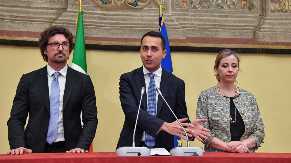 Róma, 2018. április 26.Luigi Di Maio, az olasz Öt Csillag Mozgalom (M5S) vezetője (k) a párttársai, Danilo Toninelli (b) és Giulia Grillo jelenlétében beszámol a balközép Demokrata Párttal (PD) folytatott koalíciós tárgyalások fejleményeiről Rómában 2018. április 26-án, miután az M5S és a PD közti kormányalakítás lehetőségeinek felmérésével megbízott Roberto Fico, az Öt Csillag politikusa másodszor is egyeztetett a két párt vezetőivel. Olaszországban március 4-én tartottak választásokat, de egyetlen párt vagy pártszövetség sem szerzett többséget. (MTI/EPA/Alessandro Di Meo)
