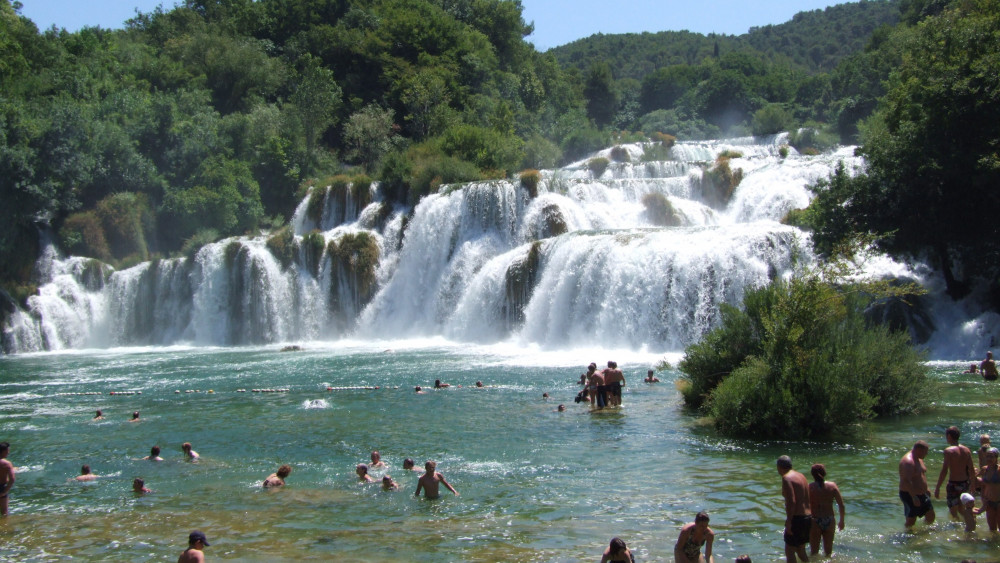 Turisták fürdenek a Plitvicei-tavak (horvátul: Plitvicka jezera) egyik vízesésénél.  MTVA/Bizományosi: Burghardt Ferenc  *************************** Kedves Felhasználó!
