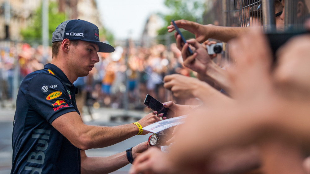 Max Verstappen, a Forma-1-es Red Bull csapat holland versenyzője autogramot oszt a hatodik alkalommal megrendezett Nagy Futam versenyautós bemutatón a belvárosi Kossuth Lajos utcában 2018. május 1-jén.