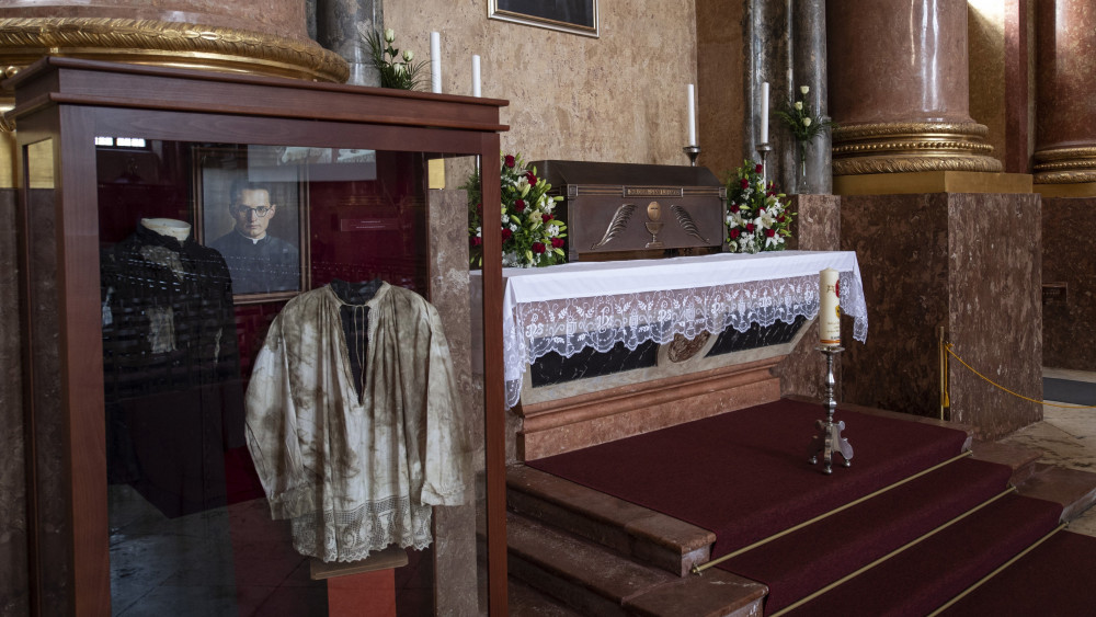 A kommunizmus áldozataként 1957. december 15-én vértanú halált halt Brenner János koporsója és halálakor viselt ruhái a szombathelyi Sarlós Boldogasszony-székesegyházban a katolikus pap boldoggá avatási szentmiséjének napján, 2018. május 1-jén.