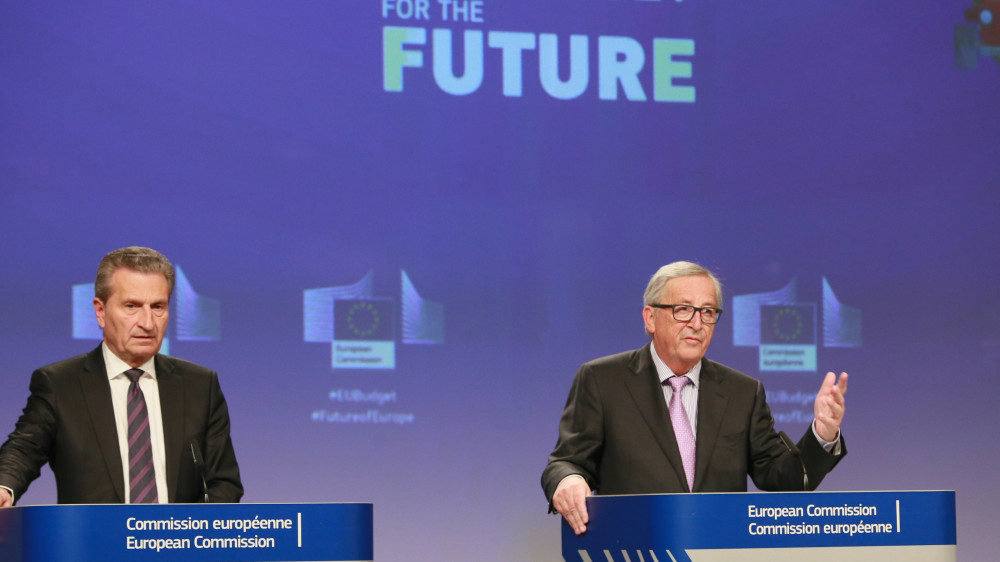 Brüsszel, 2018. május 2.Günther Oettinger, az Európai Bizottság uniós költségvetésért és emberi erőforrásokért felelős tagja (b) és Jean-Clude Juncker, az Európai Bizottság elnöke egy brüsszeli sajtóértekezleten 2018. május 2-án, miután a bizottság bemutatta a 2021 és 2027 közötti időszak európai uniós költségvetési tervezetét az Európai Parlamentben. A háttérben olvasható felirat jelentése: EU-költségvetés a jövőért. (MTI/EPA/Stephanie Lecocq)