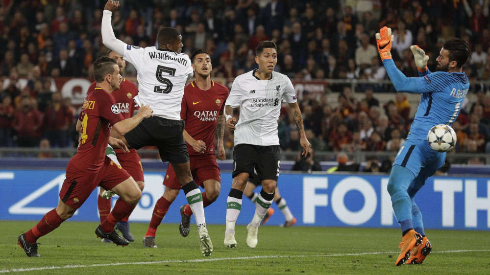 Róma, 2018. május 2.Georginio Wijnaldum, a Liverpool játékosa (b2) befejeli csapata második gólját az AS Roma ellen a labdarúgó Bajnokok Ligájában a római Olimpiai Stadionban 2018. május 2-án. (MTI/AP/Andrew Medichini)
