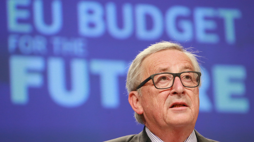 Brüsszel, 2018. május 2.Jean-Claude Juncker, az Európai Bizottság elnöke egy brüsszeli sajtóértekezleten 2018. május 2-án, miután a bizottság bemutatta a 2021 és 2027 közötti időszak európai uniós költségvetési tervezetét az Európai Parlamentben. A háttérben olvasható felirat jelentése: EU-költségvetés a jövőért. (MTI/EPA/Stephanie Lecocq)