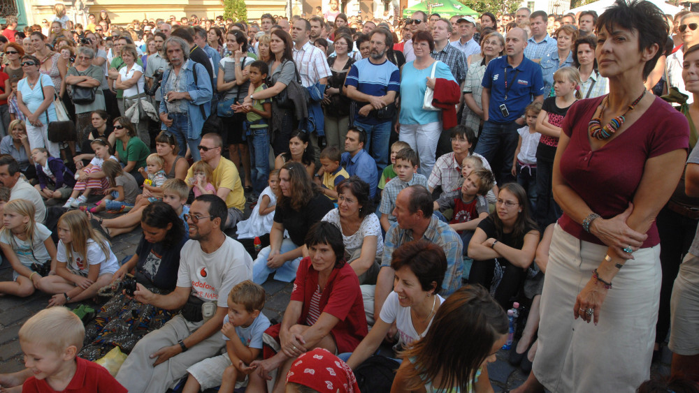 A közönség a Csík Zenekar koncertjét hallgatja a magyar dal napján az óbudai Fő téren.
