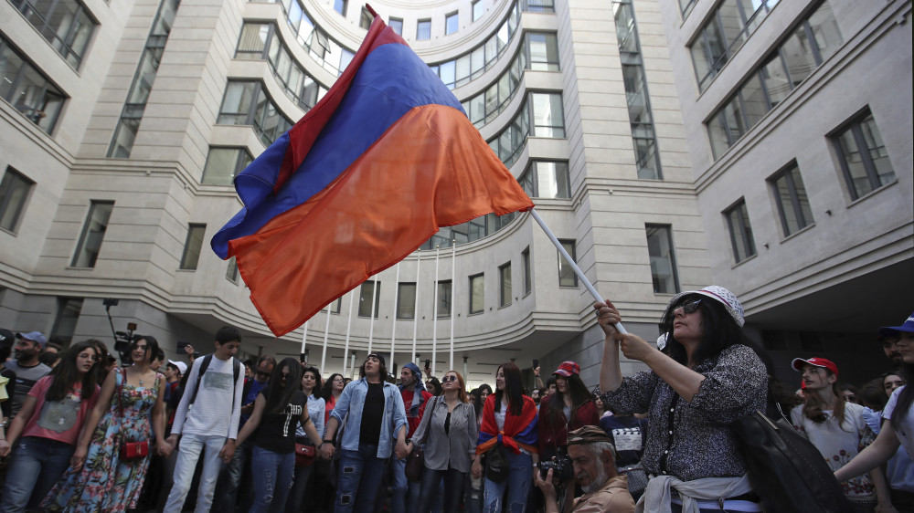 Jereván, 2018. május 2.Nikol Pasinján örmény ellenzéki vezető támogatói tüntetnek a jereváni oktatási minisztérium előtt 2018. május 2-án. Az előző napon a parlament rendkívüli ülésén nem választotta meg Pasinjánt miniszterelnökké, aki a döntés miatt tömeges polgári engedetlenségi akciók indítására szólította fel híveit, akik számos utat elzártak a forgalom elől. (MTI/AP/Thanászisz Sztavrakisz)