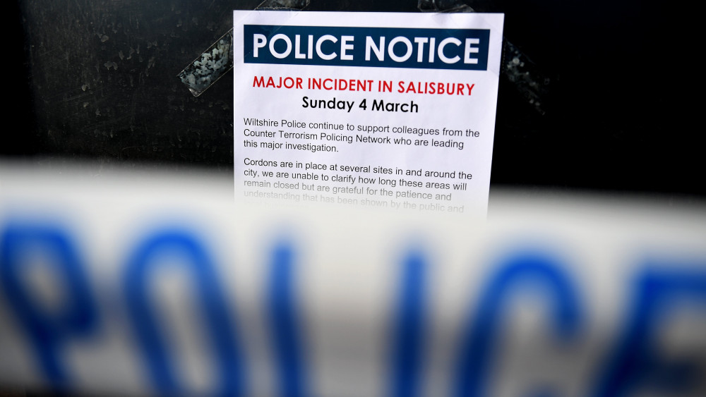 Salisbury, 2018. március 19.A brit rendőrség figyelmeztetése a kordonnal lezárt Mill vendéglő előtt a délnyugat-angliai Salisburyban 2018. március 19-én. A brit védelmi minisztérium vegyi és biológiai kutatóközpontja szakértőinek megállapítása szerint március 4-én a novicsok nevű, oroszországi fejlesztésű, fegyverekben is használható minőségű idegméreg-hatóanyaggal mérgezték meg Szergej Szkripalt, az orosz katonai hírszerzés egykori ezredesét, a brit külső hírszerzés (MI6) volt ügynökét és lányát, Julija Szkripalt, akiket azóta is válságos állapotban kezelnek Salisbury egyik kórházában. A hágai székhelyű Vegyifegyver-tilalmi Szervezet (OPCW) szakértői ezen a napon érkeznek Nagy-Britanniába. (MTI/EPA/Andy Rain)