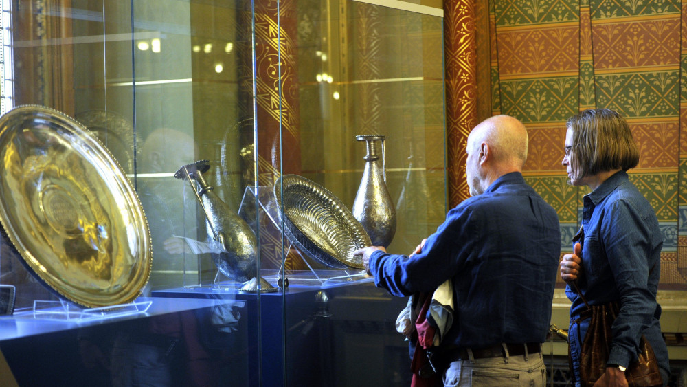 Érdeklődők nézik a Seuso-kincs néven ismert, késő római ezüstkészletet az Országházban 2017. július 15-én. A Seuso-kincs újabb hét darabjának visszaszerzésével a teljes ismert leletegyüttes hazatért, amelyet augusztus végéig a Parlamentben mutatnak be a nagyközönségnek.