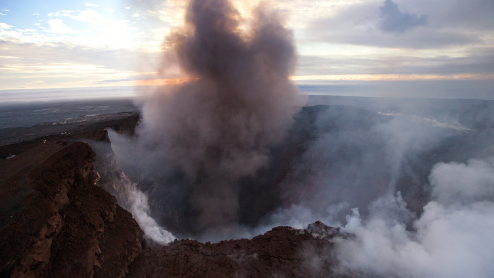 Pahoa, 2018. május 4.Füst és hamu száll fel a Kilauea tűzhányó kráteréből a Hawaii-szigeti Pahoa város közelében 2018. május 2-án, miután 5-ös erősségű földrengés rázta meg a csendes-óceáni szigetet. A földmozgás nyomán részlegesen beomlott a kürtő és új repedések keletkeztek a vulkán oldalában, amelyekből forró pára és láva került a felszínre. A hatóságok figyelmeztetést adtak ki a térség lakott Leilani körzetében. (MTI/EPA/Bruce Omori)