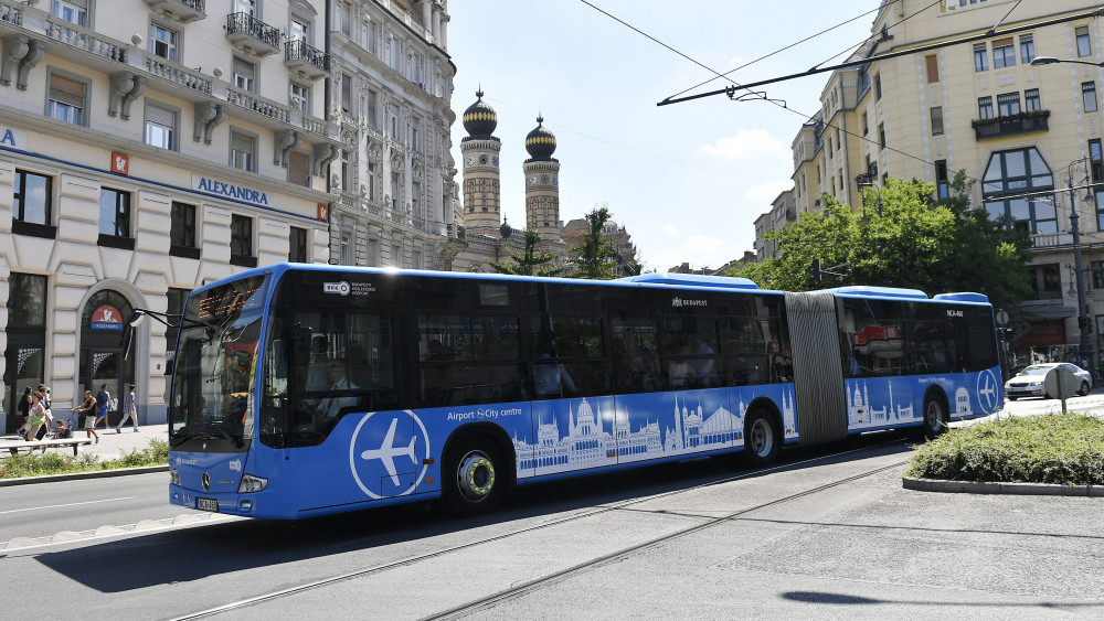 A közvetlen repülőtéri buszjárat Budapest belvárosában 2017. június 27-én. A Liszt Ferenc-repülőtér és a Deák Ferenc tér között július 8-ától közlekedik a 100E jelzésű járat.