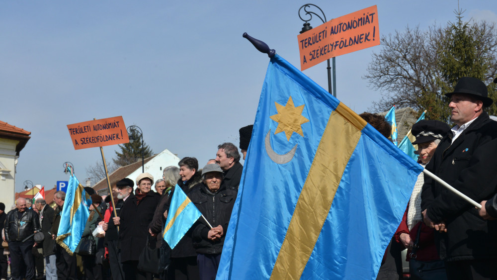 Résztvevők a Székely Nemzeti Tanács (SZNT) székely szabadság napja alkalmából tartott megemlékezésén Sepsiszentgyörgyön, a Turul téren 2018. március 10-én.