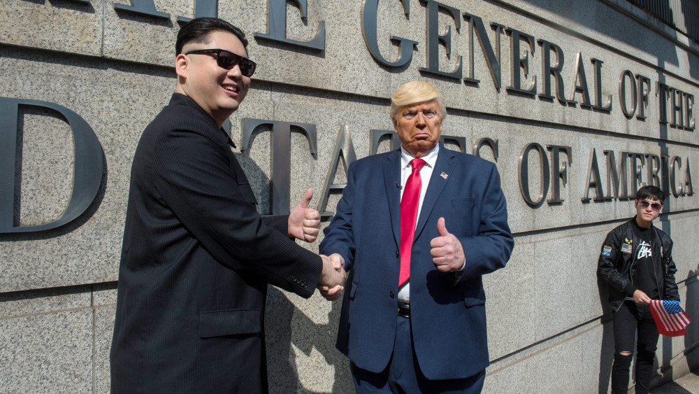 Hong Kong, 2017. január 25.Howard, Kim Dzsong Un első számú észak-koreai vezetőnek, a kommunista Koreai Munkapárt elnökének (b) és Dennis, Donald Trump amerikai elnöknek a hasonmásai egy video forgatása közben a hongkongi amerikai konzulátus épületénél 2017. január 25-én. (MTI/EPA)