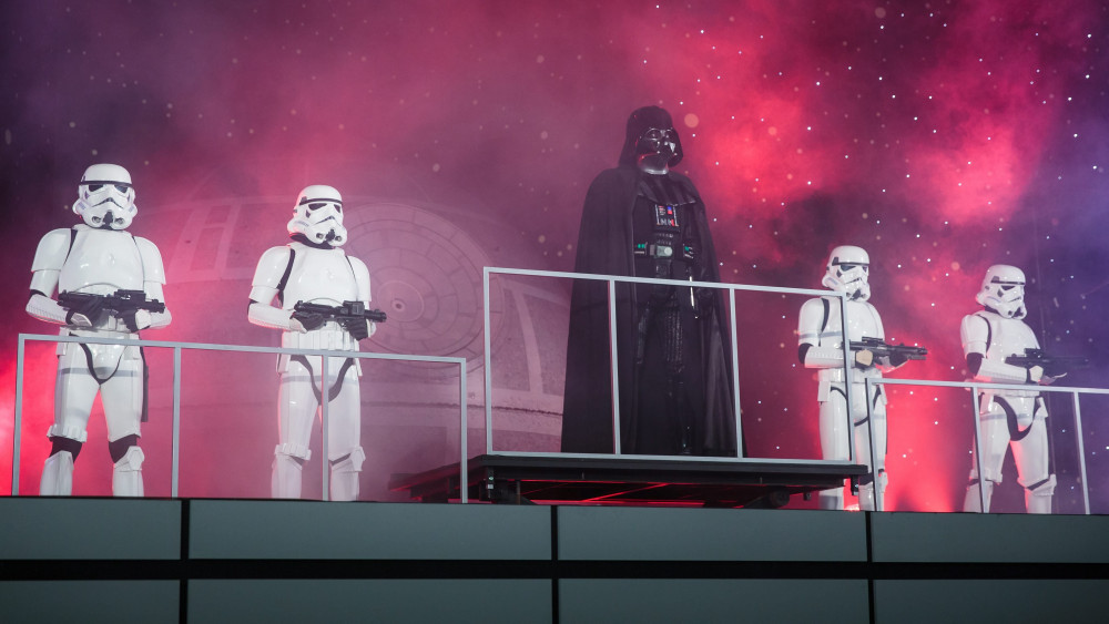 Tokió, 2016. december 8.A Csillagok háborúja című filmekből ismert Darth Vader sötét nagyúrnak öltözött férfi (k) és rohamosztagosok a Zsivány Egyes  Egy Star Wars-történet (Rogue One  A Star Wars Story) című film japán bemutatója alkalmából tartott eseményen Tokióban 2016. december 8-án. A Csillagok háborúja filmsorozat új részét december 16-tól vetítik a japán mozik. (MTI/EPA/Christopher Jue)