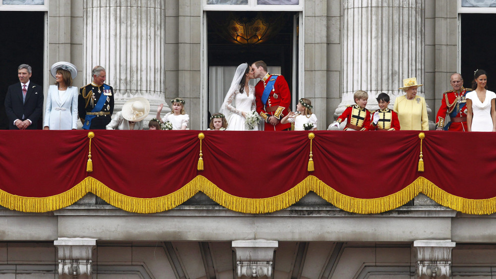 London, 2011. április 29.VILMOS herceg, a brit trónörökös elsőszülött fia és a felesége, Kate MIDDLETON az első hitvesi csókot váltja a nyilvánosság előtt a londoni királyi rezidencia, a Buckingham-palota erkélyén az esküvője után. Mellettük az ara szülei, Michael (b) és Carole (b.2.) MIDDLETON, Vilmos édesapja, KÁROLY walesi herceg (b.3.), Károly felesége, KAMILLA cornwalli hercegnő (b.4.), valamint Vilmos nagyszülei, II. ERZSÉBET brit királynő (j.3.) és a férje, FÜLÖP edinburghi herceg (j.2.), valamint Kate testvére, Pippa MIDDLETON (j) áll. (MTI/EPA/Kerim Okten) *** Local Caption *** 00000402636386