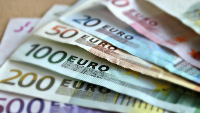 Tízhavi mélypontra esett az euró árfolyama az olasz belpolitikai válság miatt