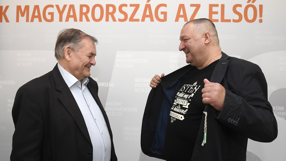 Lezsák Sándor, a Nemzeti Fórum Egyesület elnöke (b) és Németh Szilárd, a Fidesz alelnöke a szervezet tisztújító országos gyűlésén az Országgyűlés Irodaházában 2018. május 5-én.