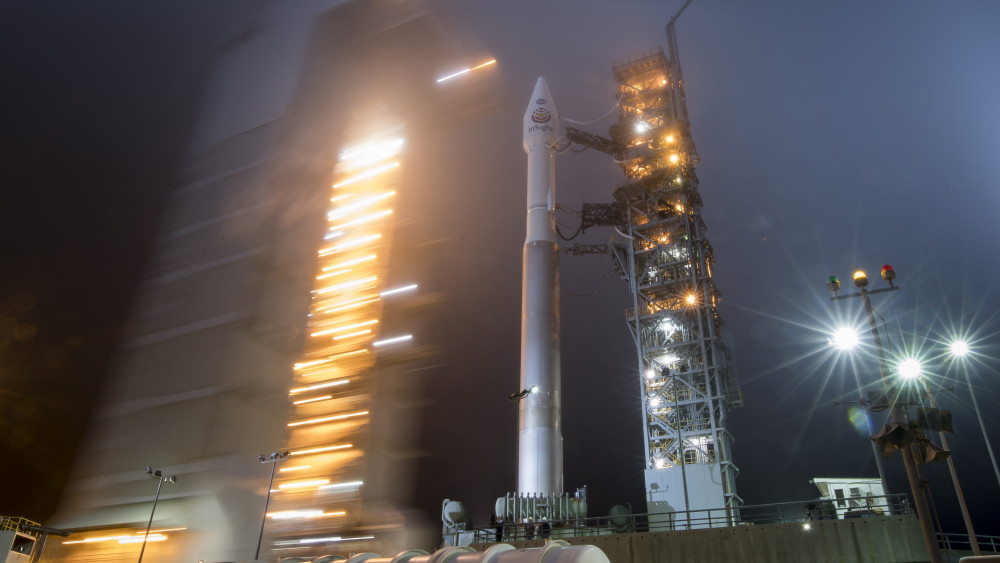 Vandenberg légi támaszpont, 2018. május 5.A United Launch Alliance (ULA) Atlas-V hordozórakétája a NASA InSight nevű Mars-szondájával fellövésére vár a kaliforniai Vandenberg légi támaszponton 2018. május 4-én. Az InSightot, a Mars belsejének kutatására elsőként megépített űrszondát a tervek szerint május 5-én bocsátják fel. (MTI/EPA/NASA/Bill Ingalls)