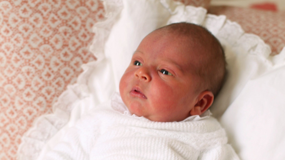 London, 2018. május 6.A Kensington-palota által közreadott és Katalin cambridge-i hercegnő által készített képen újszülött kisfia, Lajos Artúr Károly herceg 2018. április 26-án Londonban. Lajos herceg, Katalin hercegnőnek és a brit trónörökös elsőszülött fiának, Vilmos hercegnek a harmadik gyermeke április 23-án született. (MTI/EPA/Katalin hercegnő)