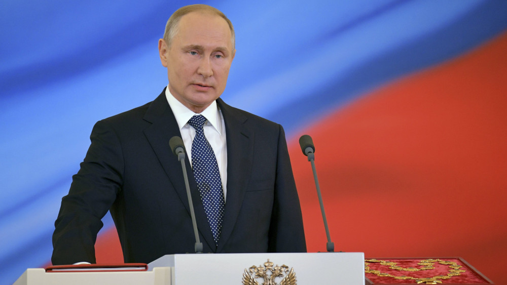 Moszkva, 2018. május 7.Vlagyimir Putin újraválasztott orosz elnök keze az alkotmány egyik példányán a beiktatási ünnepségén a Nagy Kreml-palotában 2018. május 7-én. A negyedik államfői mandátumát kezdő Putyin a szavazatok 77 százalékának elnyerésével győzött a márciusi elnökválasztáson. (MTI/AP/Szputnyik/Elnöki sajtószolgálat/Alekszandr Asztafjev)