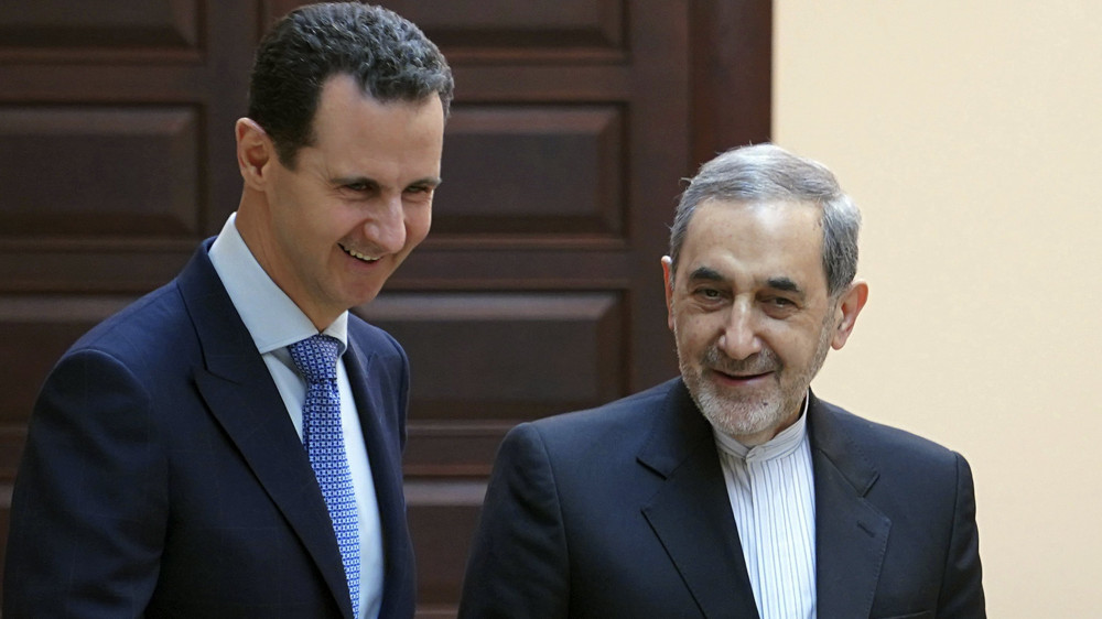 Damaszkusz, 2018. április 12.Bassá al-Aszad szíriai elnök (b) fogadja Ali Akbar Velajati volt iráni külügyminisztert, Ali Hamenei iráni legfelsőbb vallási és politikai vezető tanácsadóját Damaszkuszban 2018. április 12-én. (MTI/AP/SANA)