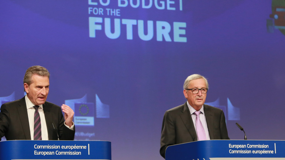 Brüsszel, 2018. május 2.Günther Oettinger, az Európai Bizottság uniós költségvetésért és emberi erőforrásokért felelős tagja (b) és Jean-Claude Juncker, az Európai Bizottság elnöke egy brüsszeli sajtóértekezleten 2018. május 2-án, miután a bizottság bemutatta a 2021 és 2027 közötti időszak európai uniós költségvetési tervezetét az Európai Parlamentben. A háttérben olvasható felirat jelentése: EU-költségvetés a jövőért. (MTI/EPA/Stephanie Lecocq)