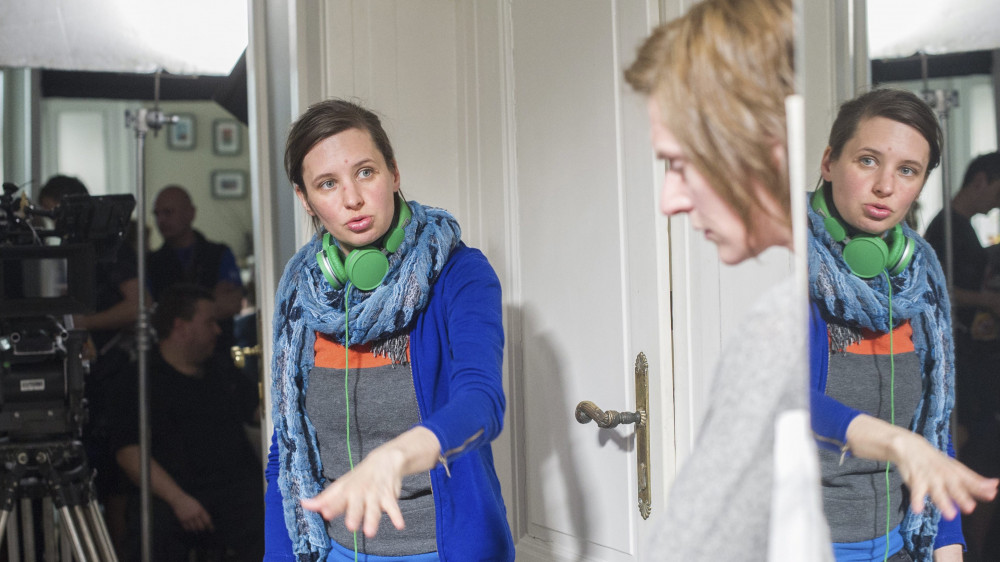 Szilágyi Zsófia rendező az Anna szerepét alakító Szamosi Zsófiát instruálja Egy nap című filmjének forgatásán a főváros XI. kerületében 2017. március 29-én.