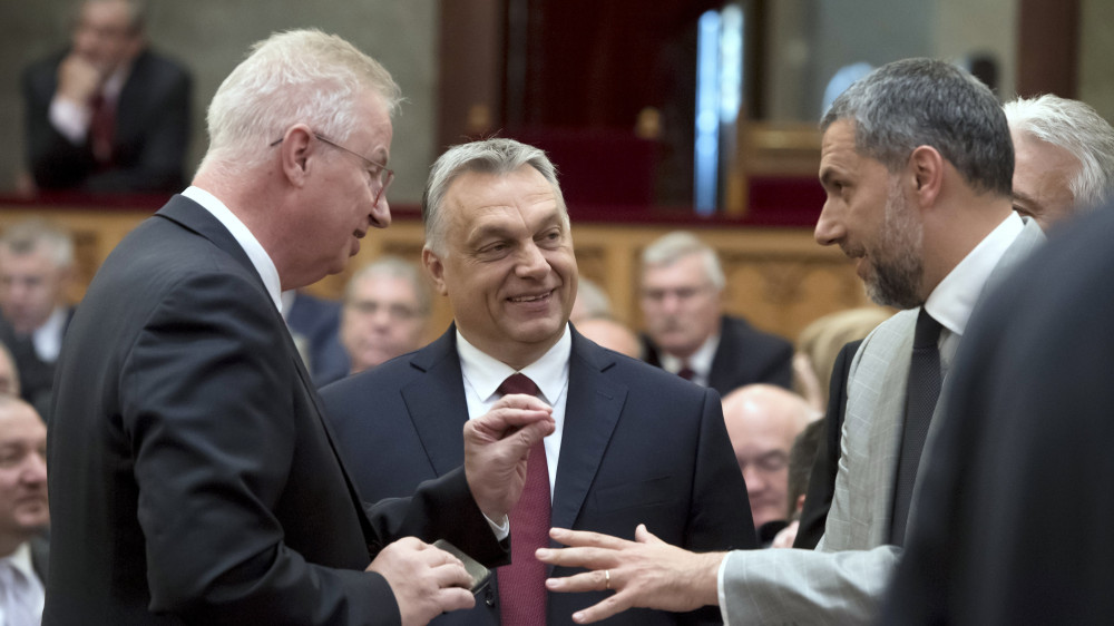 Orbán Viktor miniszterelnök, a Fidesz elnöke, az országgyűlési választásokon győztes Fidesz-KDNP pártszövetség miniszterelnök-jelöltje (k), Trócsányi László igazságügyi miniszter (b) és Lázár János, a Fidesz országgyűlési képviselője (j) beszélget az Országgyűlés alakuló ülésén az Országházban 2018. május 8-án.