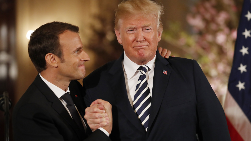 Washington, 2018. április 24.Emmanuel Macron francia államfő (b) és Donald Trump amerikai elnök kezet fog a sajtótájékoztatójuk végén a washingtoni Fehér Házban 2018. április 24-én. Macron háromnapos hivatalos látogatáson tartózkodik az Egyesült Államokban. (MTI/EPA/Shawn Thew)