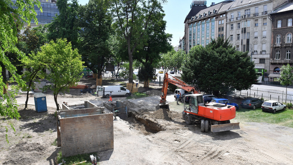 A Múzeumkert rekonstrukciójának munkaterülete Nemzeti Múzeum kertjében 2018. május 8-án. A Honvédelmi Minisztérium (HM) Hadtörténeti Intézet és Múzeum közlése szerint a felújításon dolgozó munkások egy árok ásása közben második világháborús tömegsírt találtak.