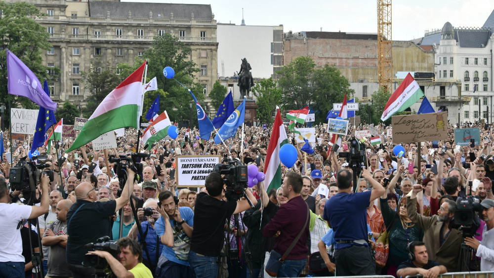 Résztvevők a 3.0 Mi vagyunk a többség - Tüntetés a demokráciáért! címmel meghirdetett demonstráción Budapesten, a Kossuth Lajos téren 2018. május 9-én.