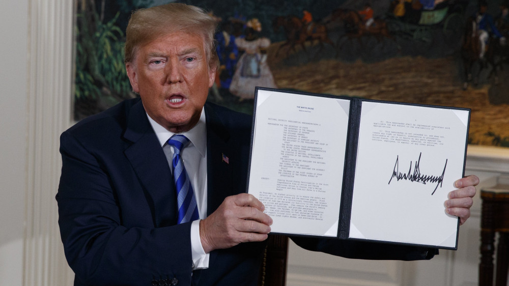 Washington, 2018. május 8.Donald Trump amerikai elnök mutatja az aláírásával ellátott rendeletet az Irán elleni szankciók visszaállításáról a washingtoni Fehér Házban 2018. május 8-án, miután bejelentette, hogy az Egyesült Államok kilép az iráni atomprogramról 2015-ben aláírt többhatalmi szerződésből. (MTI/AP/Evan Vucci)