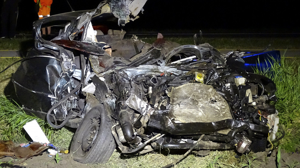 Összeroncsolódott személyautó a 44-es főúton, Kétsoprony közelében 2018. május 9-re virradó éjjel, miután a jármű összeütközött egy mezőgazdasági vontatóval. Az autó vezetője meghalt.