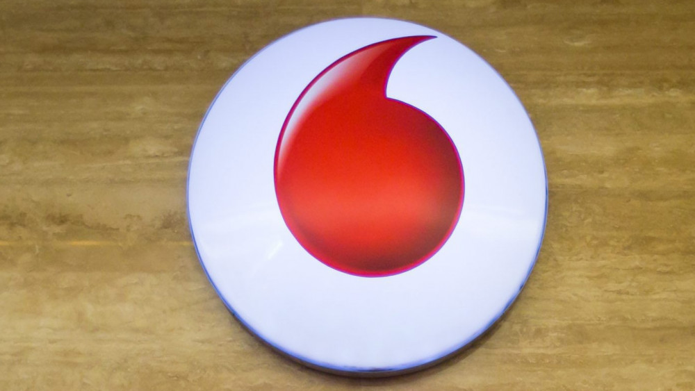 A Vodafone felirat és a mobilszolgáltató logója tükrőződik a Vodafone Magyarország Zrt. székházának recepciójánál, a IX. kerület Lechner Ödön fasorban 2012. július 30-án.